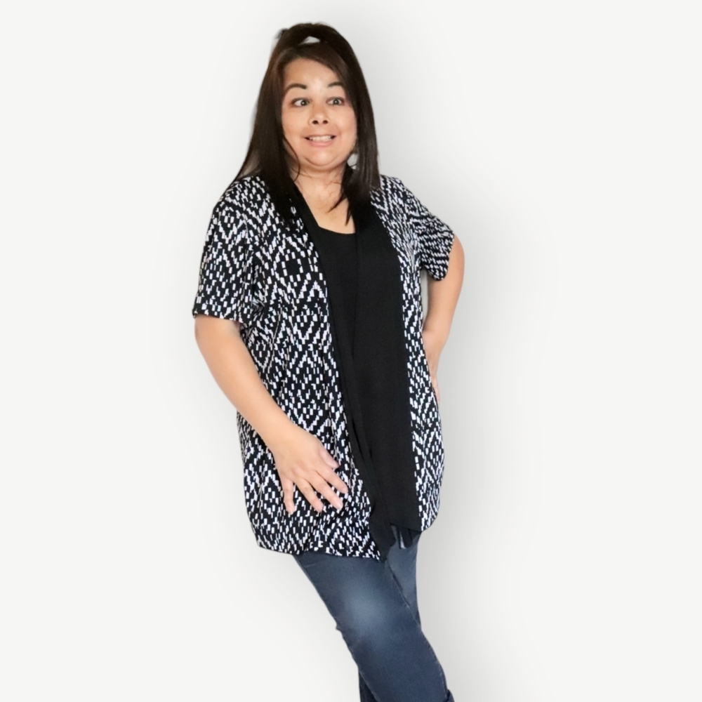 WOMENS L-XL BLACK & WHITE PATTERNED SHORT SLEEVE CARDIGAN WITH ATTACHED CAMI